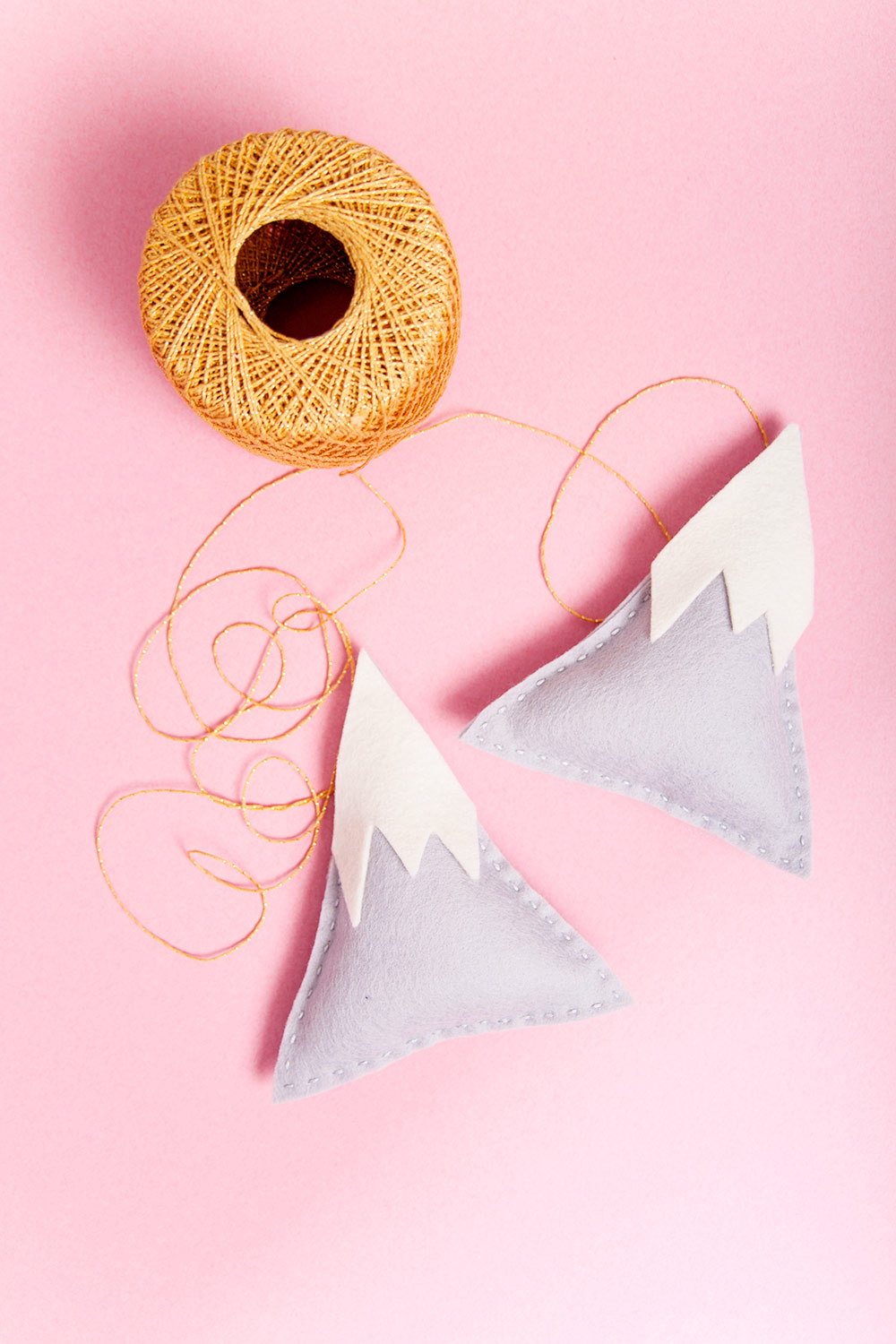 Adorable little felt mountains with two ways to make them: the easy way and the lazy way. That's what we call the lazy customization factor. Make however many you want, add some string, and you have the cutest felt mountain garland ever.